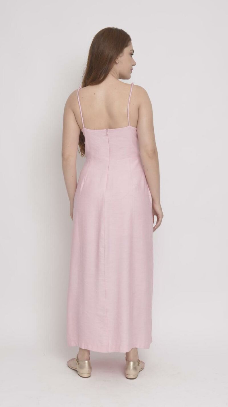 Imagem de Vestido de Alfaiataria Rosa com Alças de Corda e Fenda Lateral - Design Contemporâneo